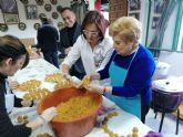 La vicepresidenta del Gobierno regional participa en la elaboracin de las tradicionales 'Pelotas de Patiño'