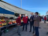El alcalde de Lorca anima a los vecinos y vecinas a comprar en el mercado semanal del Huerto de la Rueda en el que se garantiza el correcto cumplimiento de las medidas sanitarias