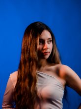 Ashley Verdugo debuta con �Todo es Qu�mica�, una canci�n que captura la intensidad del amor juvenil