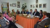 Bernabé se reúne con la junta directiva de la Asociación de amas de casa, consumidores y usuarios de Lorca