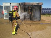 Bomberos apagan un incendio en una planta fotovoltaica en Totana