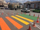 Totana pinta cinco pasos de peatones con los colores de la bandera gay para concienciar de los derechos del colectivo LGTBI