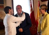 El presidente de la Comunidad recibe la Insignia de Oro del XX Certamen Internacional de Tunas 