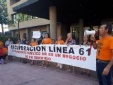 Decenas de personas se concentran frente a la Dirección General de Transporte para exigir que se restituya la Línea 61