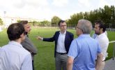 El Ayuntamiento renueva 18.500 m² de césped artificial en los campos de fútbol de La Flota y Santiago el Mayor