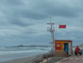 La Policia Local denuncia a dos bañistas por meterse en la playa con bandera roja