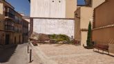 El Ayuntamiento de Lorca inicia la inmediata recolocación de la ornamentación del jardín vertical situado en la Plaza de la Hermandad de La Curia
