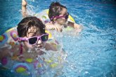 Ofrecen recomendaciones antes de comprar juguetes infantiles de baño y playa para evitar accidentes en el agua