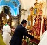 El alcalde cede el bastón de mando del municipio a la Virgen del Buen Suceso