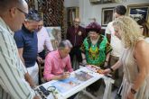 El Alcalde de Lorca y el Presidente de la Federaci�n San Clemente dan la primera puntada del nuevo Estandarte del Patr�n de la ciudad