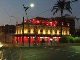 Los colores de la bandera nacional engalanan el edificio anexo al Ayuntamiento y la sede de Aguas de Murcia con motivo del Día de la Hispanidad