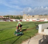 Se realizan trabajos de resiembra en el estadio municipal Juan Cayuela para garantizar su mantenimiento