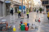 Infraestructuras ejecuta un plan de pintado de columnas del alumbrado pblico en el casco histrico y Ensanche