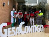Gesa Mediacin entrega flores de Pascua a personas mayores del centro Caser Residencial de Lorca