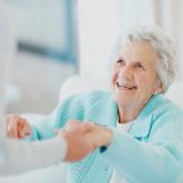 Assisvita refuerza su compromiso en el cuidado de personas mayores a domicilio