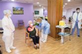 Residentes y profesionales sociosanitarios han comenzado a recibir la segunda dosis de la vacuna contra la COVID-19