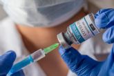 Ocho de cada diez españoles aseguran que se vacunarían del coronavirus si eso ayudase a proteger a sus mayores