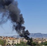 Bomberos sofocan incendio de un camión en la empresa Cash Europa