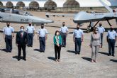 La ministra de Defensa visita el Ala 23 para conocer los nuevos drones Predator B