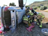 Rescatada y trasladada al hospital la conductora de un turismo que ha salido de la carretera y volcado en El Consejero (Lorca)