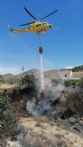 Incendio en una rambla en la falda de la sierra del Algarrobo en Mazarrn