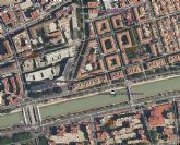 Una mujer herida muy grave, tras ser rescatada del ro a la altura del puente peatonal, en Murcia