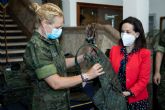 Robles conoce el nuevo chaleco femenino antifragmentos en su visita al centro de material de Intendencia del Ejército de Tierra