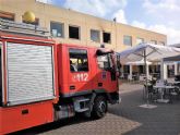 Sanitarios han atendido a un hombre afectado por el humo en el incendio en la cocina de un restaurante de Mazarrón