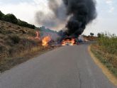 Apagado el incendio de un vehculo que ha provocado un conato de incendio forestal en El Chaparral (Cehegn)