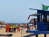 Servicios de emergencia rescatan, atienden y trasladan al hospital a un varn de mediana edad en la playa de la Reya en Mazarrn