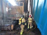 Bomberos del CEIS apagan el incendio en el interior de un almacén de maderas de Alcantarilla