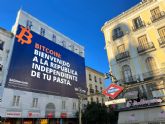 Bit2Me conquista la Puerta del Sol con una lona gigante con un mensaje que no pasa desapercibido