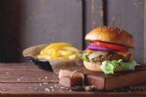 RealVegy se ofrece a donar 10.000 hamburguesas veganas para ayudar a las personas sin hogar