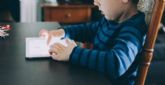 Nanas & Co explica los riesgos de un uso excesivo de pantallas en niños