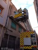 Servicios de emergencia trabajan en las labores de saneamiento de una fachada de vivienda en Yecla