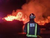 Servicios de emergencia trabajan en la extinción de una quema de restos en Archena