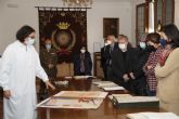 La ministra de Defensa visita el Archivo General Militar de Ávila acompanada por un grupo de senadores