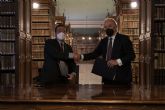 Albares firma un convenio de becas con la RAE de 500.000 euros destinado a las Academias de la Lengua Espanola