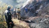 Efectivos del Infomur controlan un incendio forestal en la Sierra de la Almenara