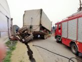 Servicios de emergencia han rescatado y trasladado al hospital al conductor de un tractor volcado en El Mirador
