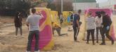 Los alumnos de un taller de grafiti se estrenan pintando contenedores reutilizados