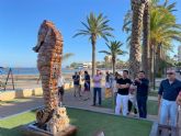 El paseo Colón inaugura la escultura de un caballito de mar realizado con material de desecho