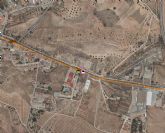 Servicios de emergencia atienden y trasladan al hospital a un hombre gravemente herido al colisionar su vehculo contra una farola en Cartagena