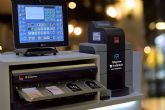 Distribuido por los expertos de Telsystem, el cajero inteligente CashGuard tiene como objetivo facilitar la gesti�n de efectivo a nivel comercial
