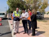 El Ayuntamiento ejecuta obras por valor de 810.000 euros para renovar aceras, asfalto e iluminacin, en Santiago de la Ribera