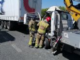 Rescatado y trasladado al hospital el conductor de una camioneta que ha chocado contra un camión en la autovía A-7, en Alhama de Murcia
