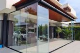 Las puertas correderas de vidrio sin perfiles, Airclos se suma a la tendencia