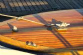 Marine varnish and teak oil permite proteger la madera de los barcos