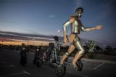 El gigante “Aquiles” irrumpe en el paseo marítimo de Santiago de la Ribera