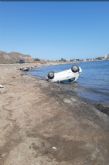 Herida una mujer cuyo vehculo ha cado al agua en la playa de la cola